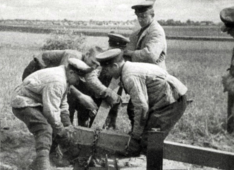 Wrzesień 1939. Żołnierze Armii Czerwonej niszczący polskie znaki graniczne /KARTA /Agencja FORUM