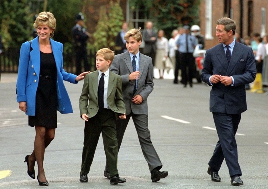 Wrzesień 1995 r. - rodzina odprowadza księcia Williama przed jego pierwszym dniem w Eton College /DAILY MAIL ROTA/Press Association /East News