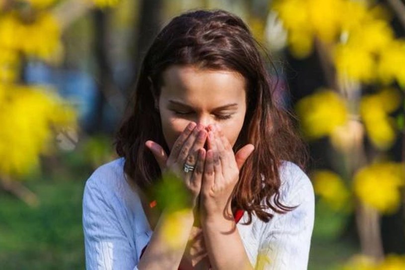 Wrzesień i październik to miesiące, w których wciąż w powietrzu obecne są pyłki alergiczne, wywołujące szereg nieprzyjemnych objawów /123RF/PICSEL