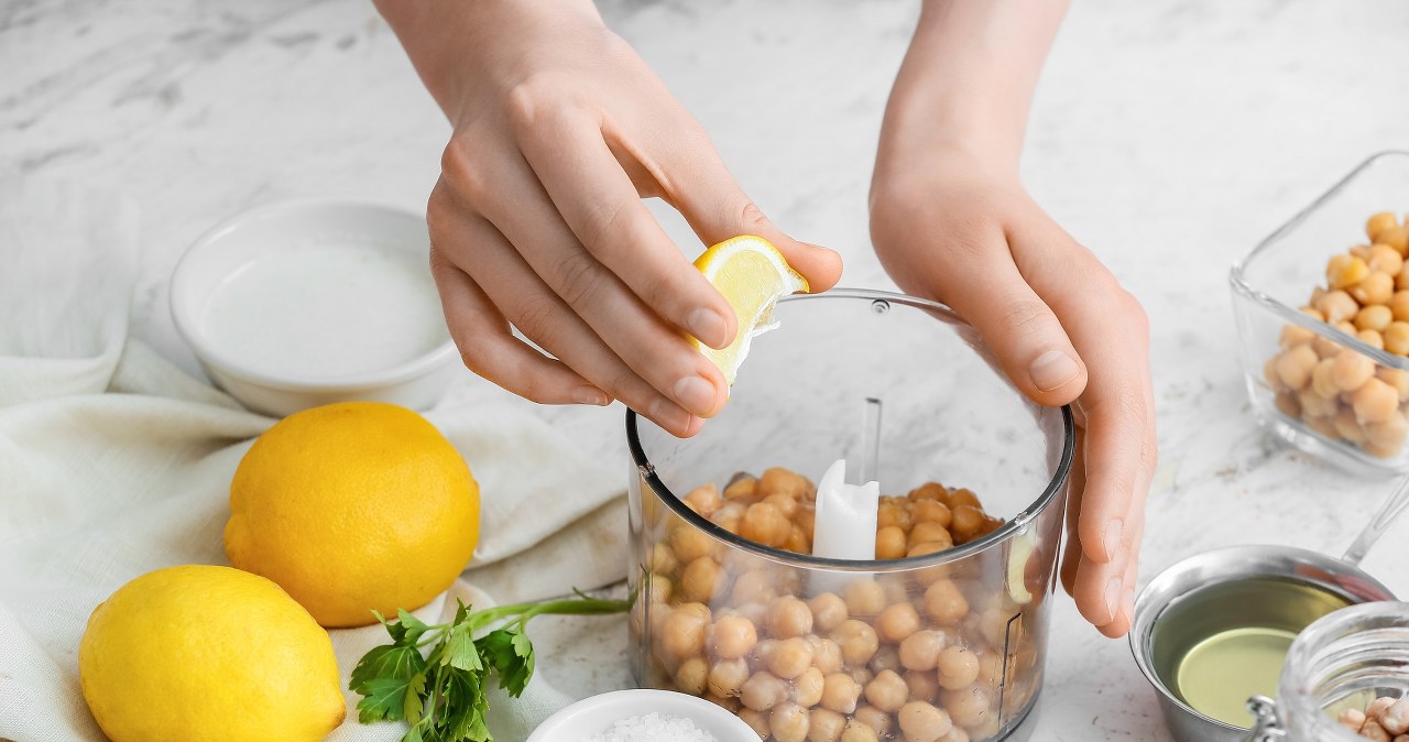 Wrzuć do blendera ciecierzycę oraz suszone pomidory. Całość wystarczy zblendować, by otrzymać smaczną i sycącą pastę do kanapek