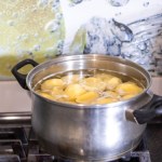 Wrzuć do gotujących ziemniaków zamiast soli. Domownicy będą pytać, co dodałaś