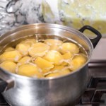 Wrzuć do gotujących ziemniaków zamiast soli. Smak zaskoczy wszystkich domowników