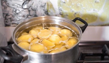 Wrzuć do gotujących ziemniaków zamiast soli. Smak zaskoczy wszystkich domowników