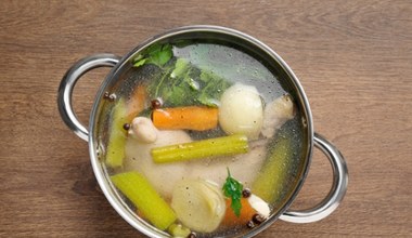 Wrzuć do rosołu pod koniec gotowania. Będzie złoty i klarowny jak nigdy wcześniej