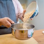 płatki owsiane dieta Wrzuć do zupy albo do jogurtu. Mała zmiana w diecie wesprze serce i jelita