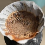 Wrzuć fusy z kawy do toalety. Metoda działa cuda!