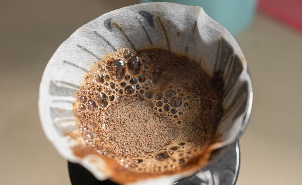 Wrzuć fusy z kawy do toalety. Metoda działa cuda!