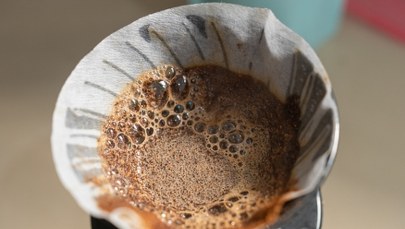 Wrzuć fusy z kawy do toalety. Metoda działa cuda!