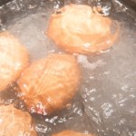 Wrzuć to do garnka przed gotowaniem jajek. Skorupka elegancko odejdzie