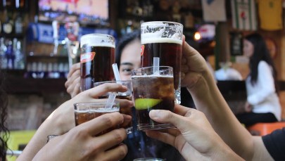 Wrzucali do drinków tabletki gwałtu. Potem turystów okradali 