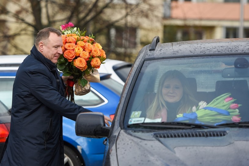 Wsadził żonę i kwiaty do auta /pomponik exclusive