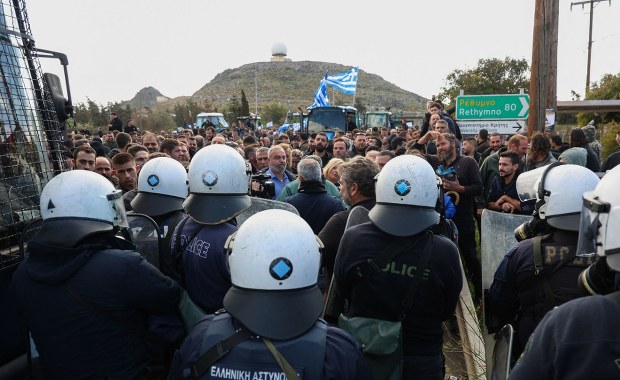 Wściekli rolnicy zablokowali lotnisko na Krecie. Rzucali kamieniami