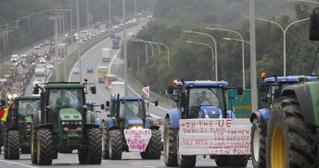 Wściekłość rolników sięga zenitu, Komisja Europejska zamierza sięgnąć po środki nadzwyczajne /PAP