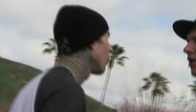 Wściekły Travis Barker i paparazzo /