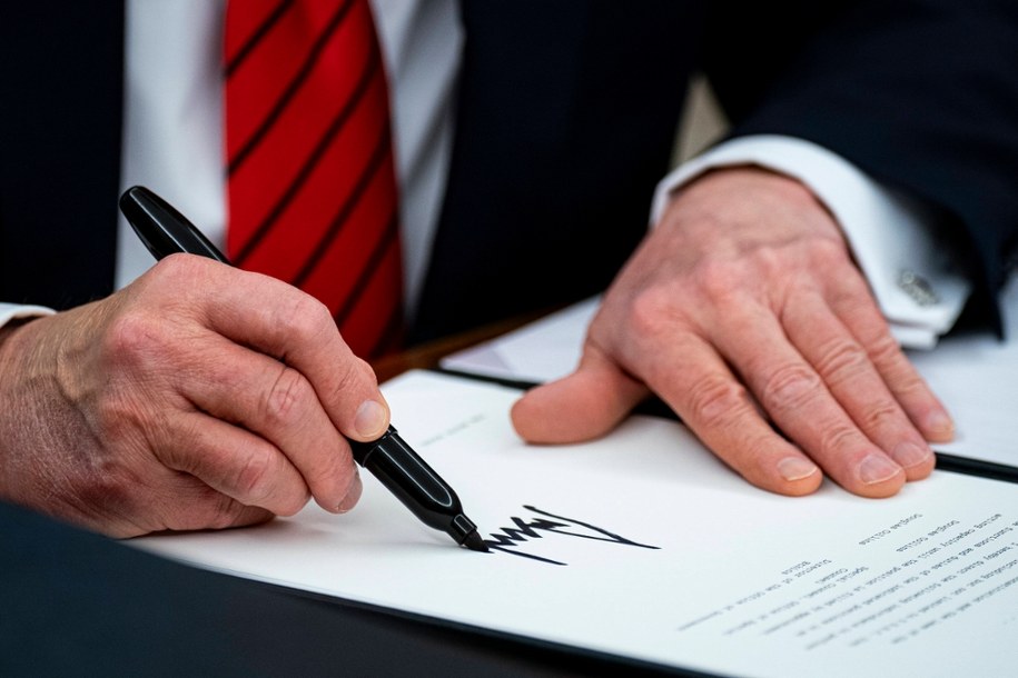 Trzy opcje dot. Rosji trafiły na biurko. Co podpisał, a co odrzucił Trump?