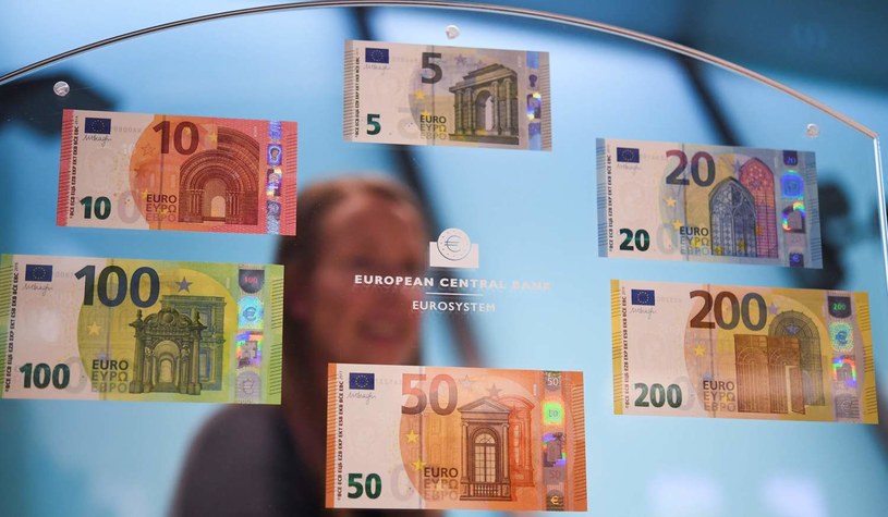 Wskaźnik sprzedaży detalicznej w strefie euro pozostaje ujemny /AFP
