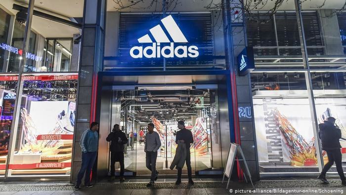 Wskutek epidemii zamknięto wiele fabryk i sklepów. Część z nich nie chce płacić czynszu, m.in. Adidas, H&M i Deichmann /Deutsche Welle