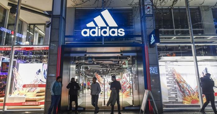 Wskutek epidemii zamknięto wiele fabryk i sklepów. Część z nich nie chce płacić czynszu, m.in. Adidas, H&M i Deichmann /Deutsche Welle