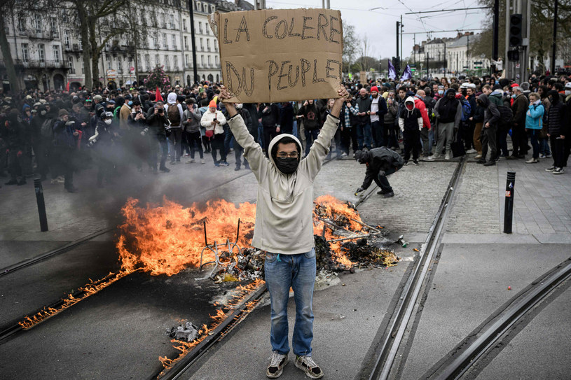 Wskutek podniesienia wieku emerytalnego przez francuski rząd, w kraju wybuchły masowe protesty. /LOIC VENANCE/AFP /East News