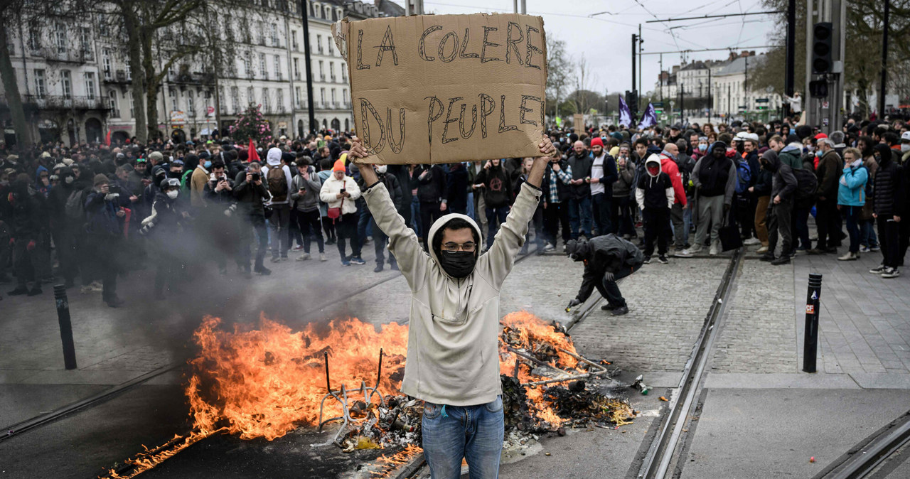Wskutek podniesienia wieku emerytalnego przez francuski rząd, w kraju wybuchły masowe protesty. /LOIC VENANCE/AFP /East News