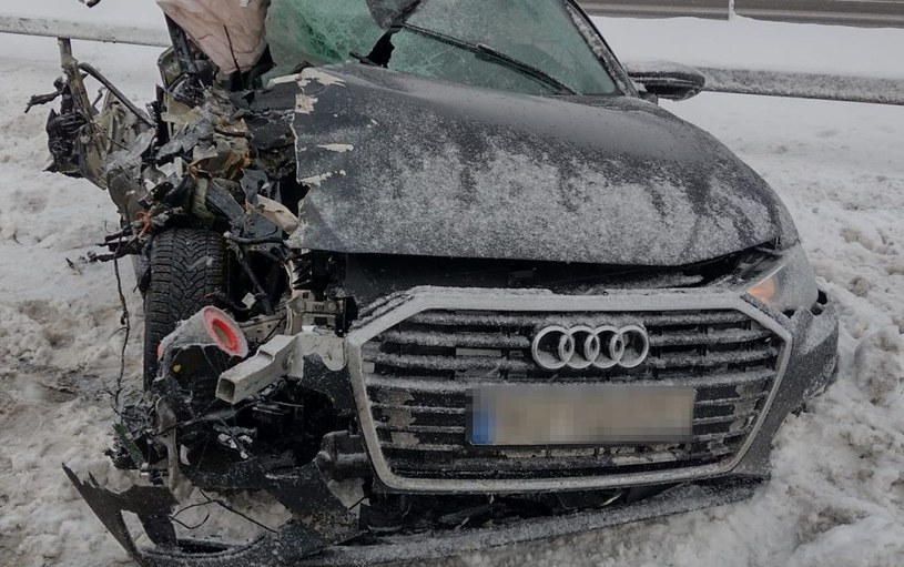 Wskutek zdarzenia kierowca Audi doznał ogólnych potłuczeń ciała. /KPP Puławy /Policja