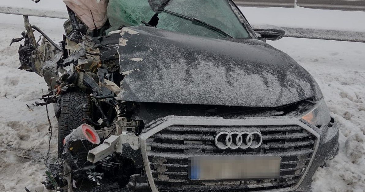 Wskutek zdarzenia kierowca Audi doznał ogólnych potłuczeń ciała. /KPP Puławy /Policja