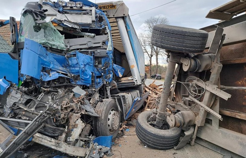 Wskutek zderzenia ciężarówka została całkowicie zniszczona. /Wojewódzki Inspektorat Transportu Drogowego we Wrocławiu /