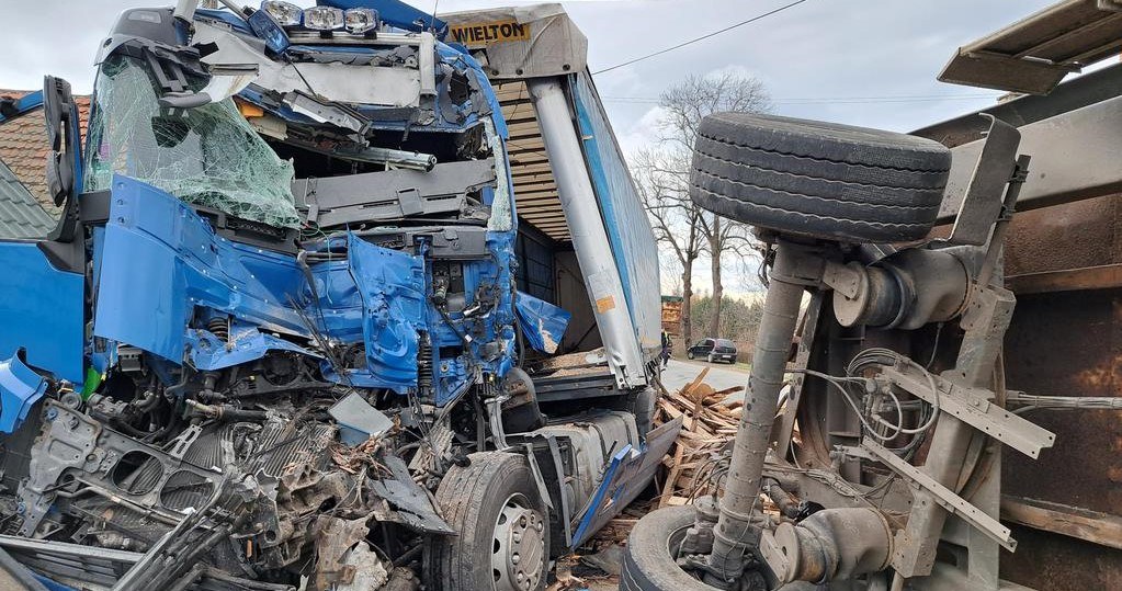 Wskutek zderzenia ciężarówka została całkowicie zniszczona. /Wojewódzki Inspektorat Transportu Drogowego we Wrocławiu /