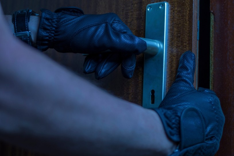 "Wślizgują się do mieszkania". Policja ostrzega przed tzw. wigilijnymi klamkowcami