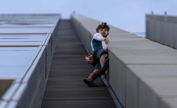 Wspiął się na wieżowiec w centrum Warszawy. 24-latek zatrzymany