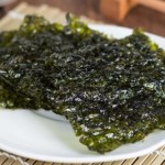 Wspiera pracę tarczycy, poprawia krążenie i trawienie. Możesz dodać do zupy lub sałatek