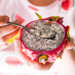 Wspiera zdrowie jelit, obniża cukier i cholesterol. Wyjadaj miąższ łyżeczką