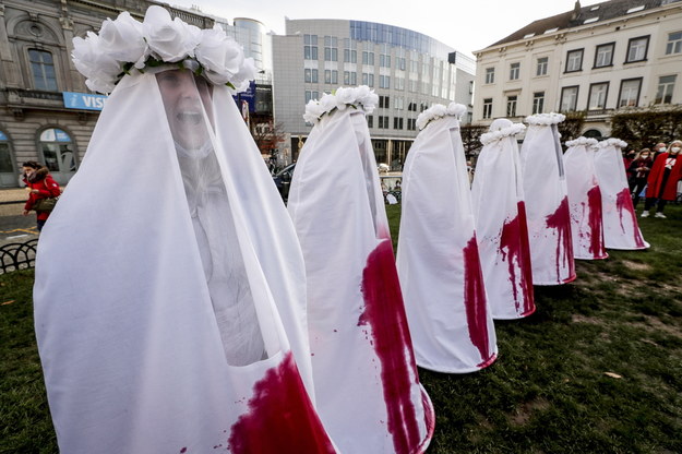 Wspierający Polki w walce o prawo do aborcji demonstrują przed gmachem Parlamentu Europejskiego, 25 listopada /OLIVIER HOSLET /PAP/EPA