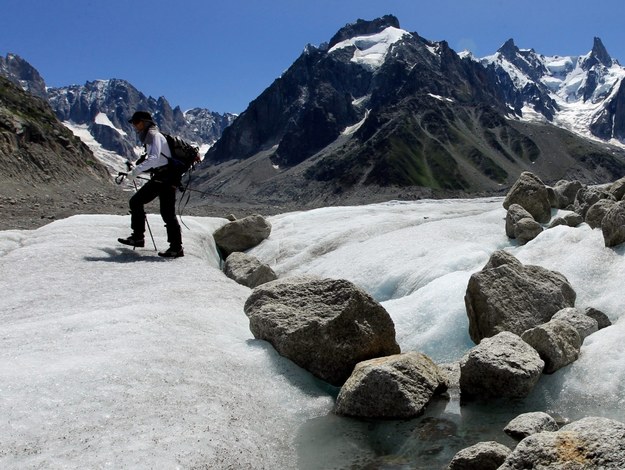 Wspinacz na lodowcu Mer de Glace znajdującym się na północnym stoku masywu Mont Blanc /OLIVIER HOSLET /PAP/EPA