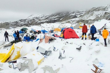 Wspinacze pod Everestem: Bezpiecznie będzie zostać
