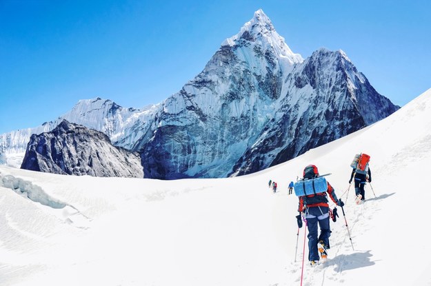 Wspinacze w drodze na Mount Everest. /Shutterstock