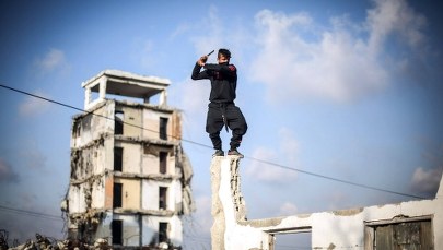 Wspinał się po ścianach, biegał po dachach. 74-letni „złodziej-ninja” w rękach policji