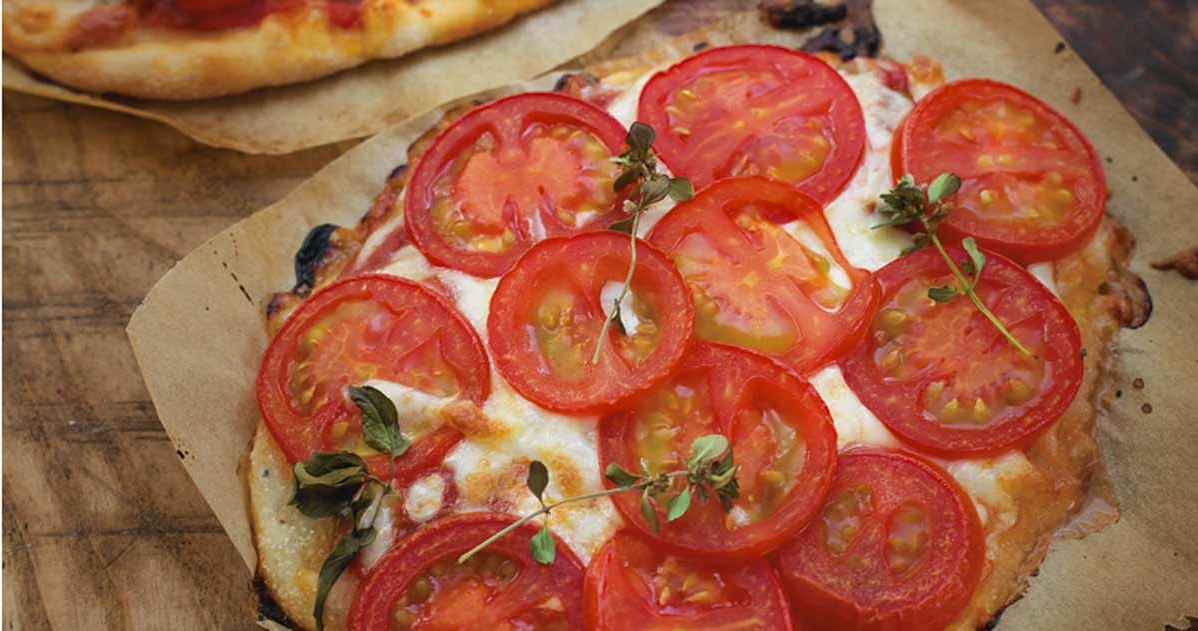 Współczesna pizza z pomidorami, mozzarellą i bazylią, czyli margherita, powstała w Neapolu w 1889 roku na cześć królowej Małgorzaty Sabaudzkiej, fot. Eliza Mórawska /PANI