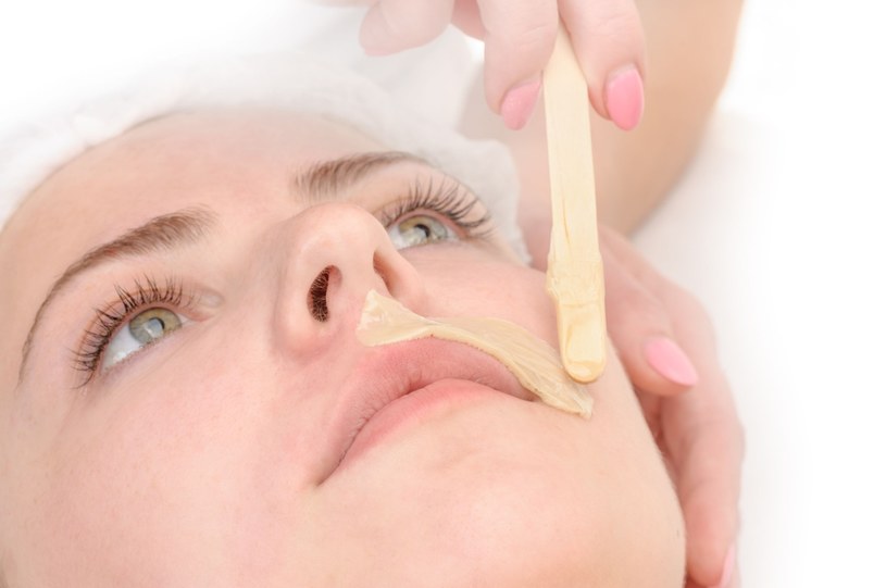 Współczesne kobiety radzą sobie z wąsikiem np. za pomocą depilacji woskiem /123RF/PICSEL