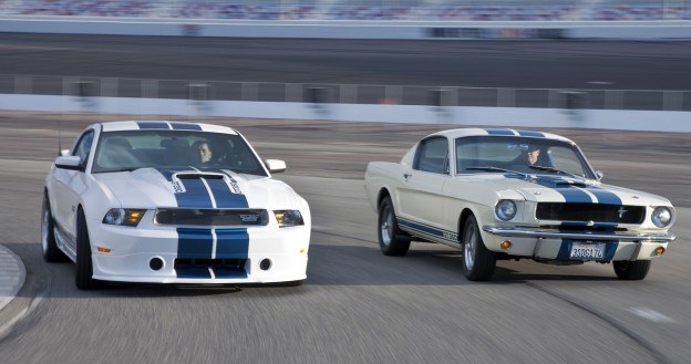 Współczesny Shelby GT350 i jego przodek z rocznika 1965. /Shelby