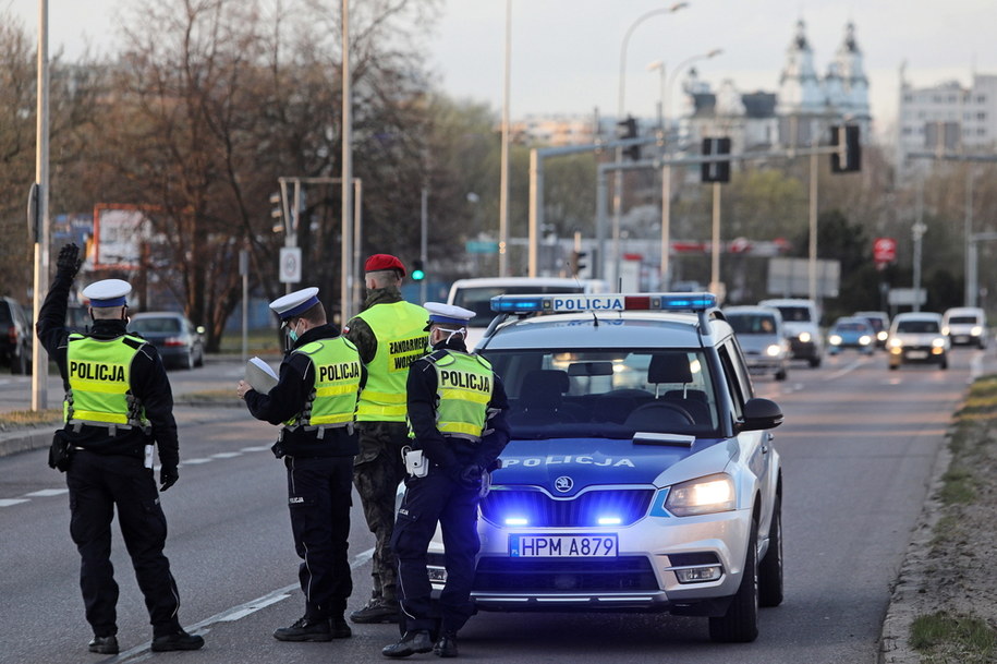 Wspólna kontrola policji i żandarmerii wojskowej na ulicy Sikorskiego w Białymstoku. / 	Artur Reszko    /PAP