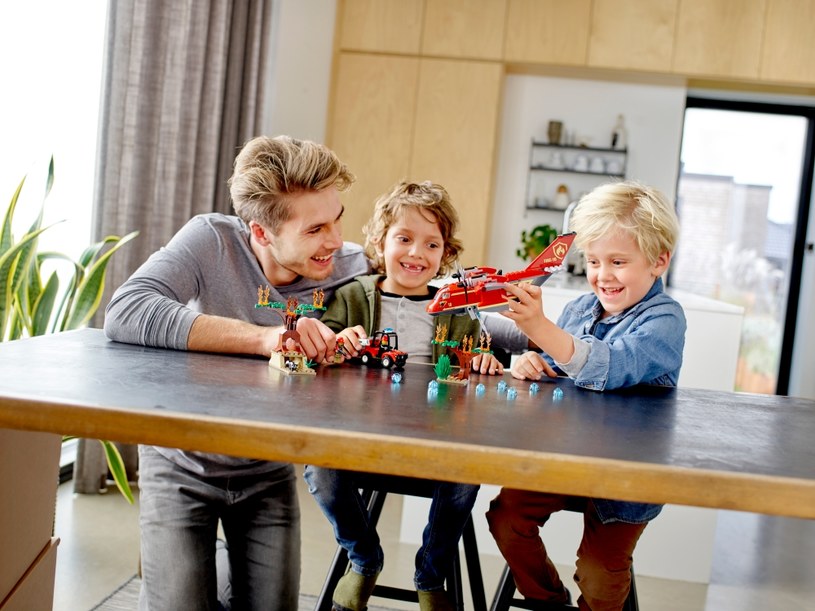Wspólna zabawa pomaga w rozwoju emocjonalnym i intelektualnym dziecka /materiały prasowe