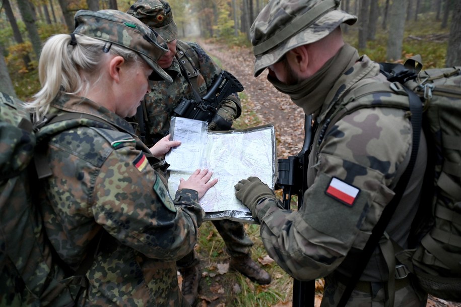 Wspólne ćwiczenia żołnierzy 142. batalionu lekkiej piechoty 14. Zachodniopomorskiej Brygady Obrony Terytorialnej z Trzebiatowa i niemieckich terytorialsów z Heimatschutz z Meklemburgii Pomorza Przednieg /	Marcin Bielecki   /PAP