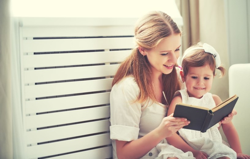 Wspólne czytanie wzmacnia więź między rodzicem a dzieckiem /123RF/PICSEL