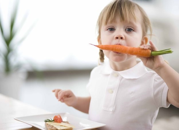Wspólne gotowanie i dodawanie warzyw wg pomysłu dziecka może zachęcić do jedzenia nawet niejadka /materiały prasowe