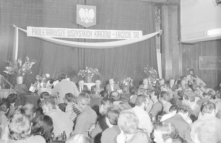 Wspólne posiedzenie Międzyzakładowego Komitetu Strajkowego Stoczni w Szczecinie i Komisji Rządowej, które zakończyło się podpisaniem porozumienia, po 13 dniach strajku. Komisji Rządowej przewodniczył Kazimierz Barcikowski, MKS - Marian Jurczyk /Jerzy Undro /PAP