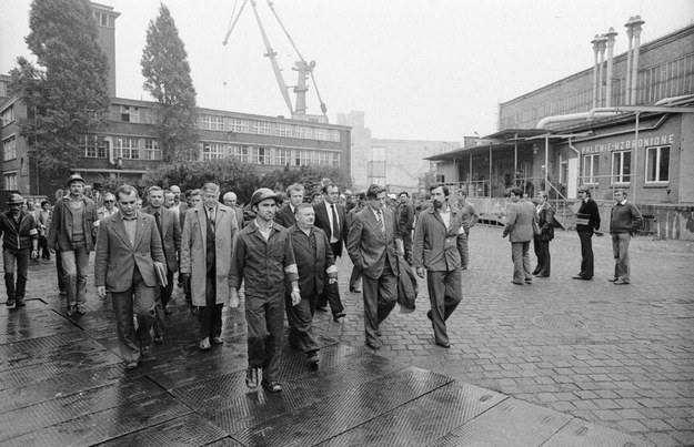 Wspólne posiedzenie Międzyzakładowego Komitetu Strajkowego Stoczni w Szczecinie i Komisji Rządowej zakończyło się podpisaniem porozumienia, po 13 dniach strajku. Nz. Stoczniowcy i członkowie rządu opuszczają teren zakładu po podpisaniu porozumienia /Jerzy Undro /PAP