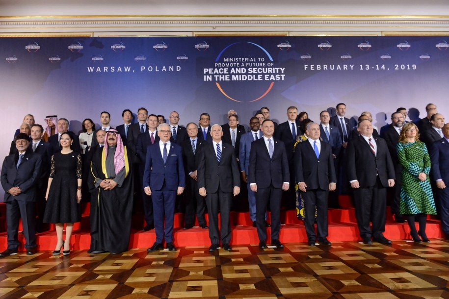 Wspólne zdjęcie uczestników szczytu bliskowschodniego w Warszawie / 	Jakub Kamiński    /PAP