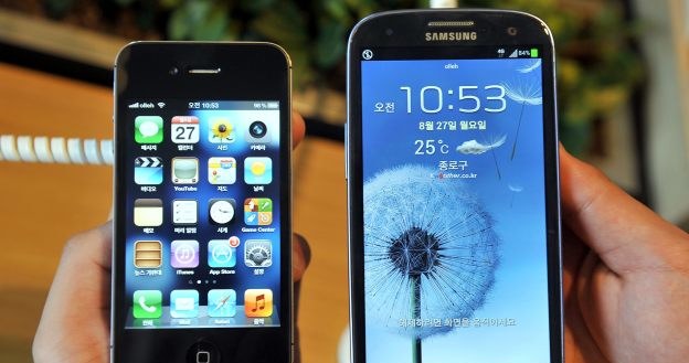 Współpraca Apple z Samsungiem szybko się nie skończy /AFP
