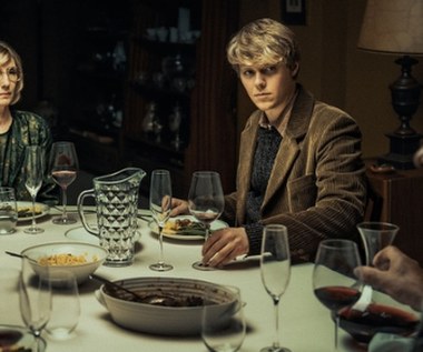 "Współpraca Wschodu z Zachodem, zakazana namiętność Niemki (Emily Kusche) do Polaka (Jakub Gierszał), ryzykowne operacje śledcze - efekty kreacji aktorskich w realiach lat 70. i 80. będziemy oglądać już w następnym roku. Nathalie Richard, Joachim Raaf, Jessica McIntyre to aktorzy, którzy wystąpili u boku polskiej obsady, którą znamy i podziwiamy. Ponad 40 dni zdjęciowych, prawie 70 obiektów, około dwóch tysięcy statystów - wszystko po to, by stworzyć odpowiednią scenerię dla niezwykłej historii wyreżyserowanej przez Jana Holoubka, który już nieraz udowodnił, że potrafi wzbudzać głębokie emocje w widzach" - dodaje producentka Anna Waśniewska.